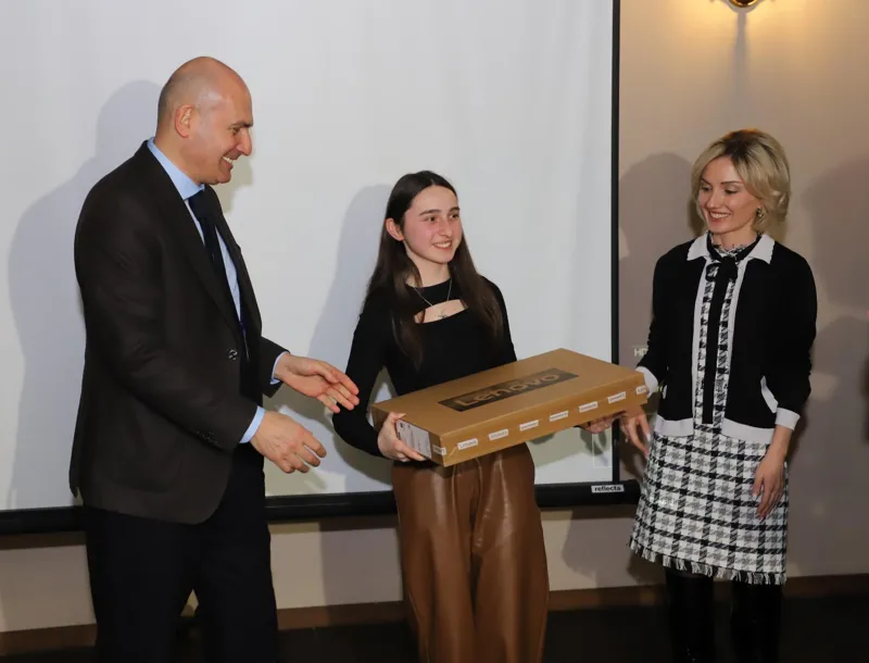 აფხაზეთის საჯარო სკოლების 2023 წლის წარმატებულ მოსწავლეებს ნოუთბუქები გადაეცათ