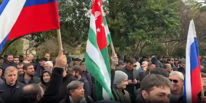 სოხუმში "სამთავრობო" შენობათა კომპლექსი ალყაშია მოქცეული