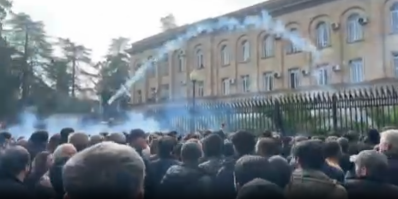 აფხაზურ "პარლამენტთან" სროლის ხმა გაისმა