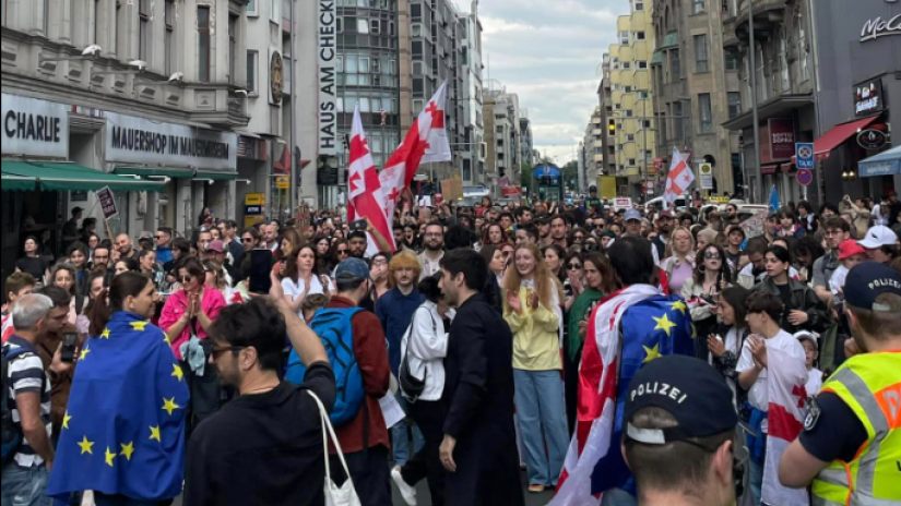 "კი ევროპას, არა რუსულ რეჟიმს" – ბერლინში ქართველმა ემიგრანტებმა მასშტაბური მსხვლელობა გამართეს