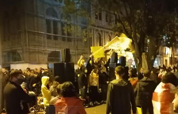 ბათუმში, მთავრობის სახლის წინ კარვები გაშალეს