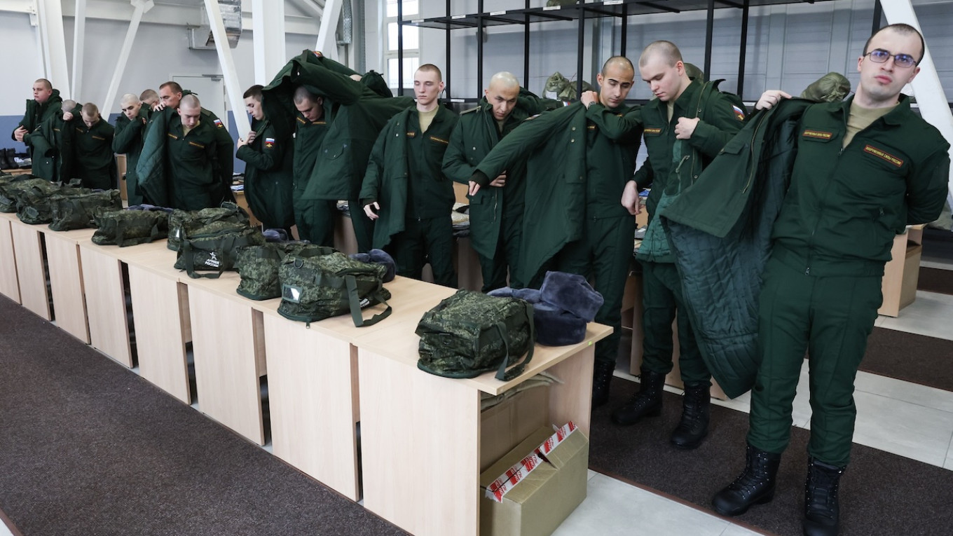 Госдума приняла закон о несгорающих повестках для призывников