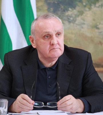 ანქვაბი ხელოვნური სუნთქვის აპარატზე გადაიყვანეს