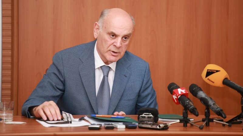 ბჟანია იმ კომპანიების სანქცირებას ელის, რომლებიც ოკუპირებულ აფხაზეთში იფრენენ
