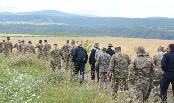 На место крушения военного самолета в Болниси прибыл глава Минобороны