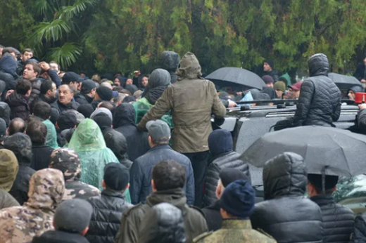 კრიზისი სოხუმში: ვინ, ვის, რატომ ებრძვის და რა როლი აქვს თბილისს