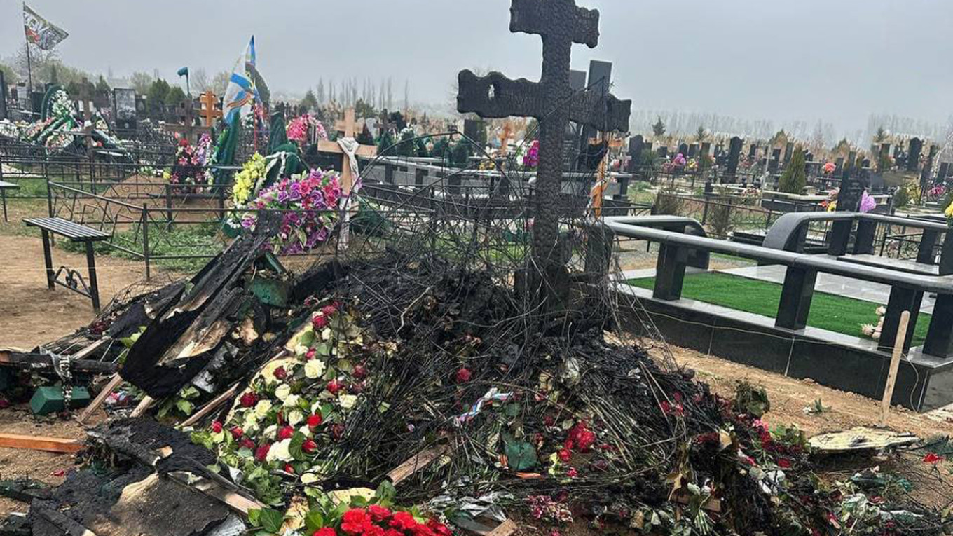 В Крыму сожгли могилы «военкора» и «героев СВО»