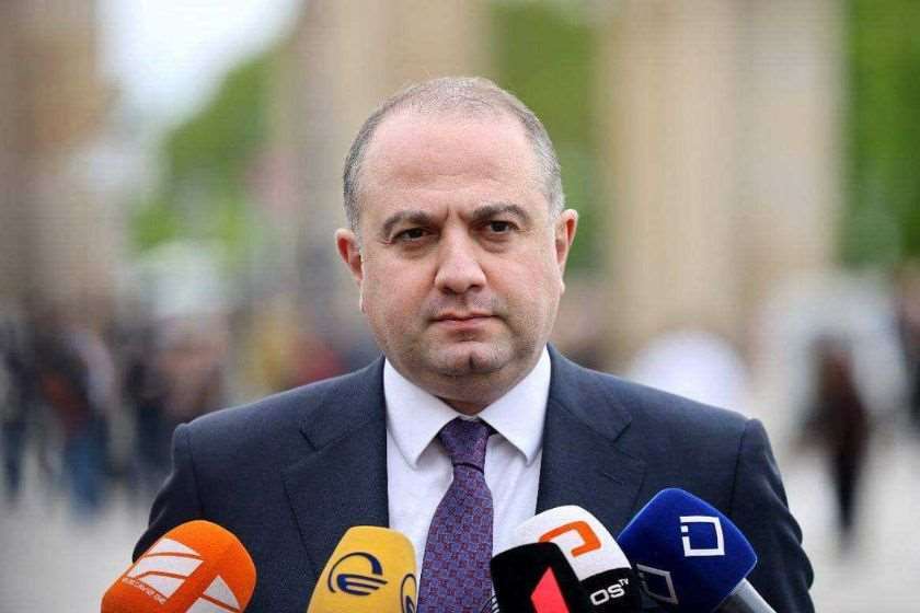 თავდაცვის მინისტრი ერთის მხრივ, ამბობს, რომ ომი "ათწლეულების" წინ დაიწყო, მეორეს მხრივ – ენმ–ის პასუხისმგებლობაზე საუბრობს