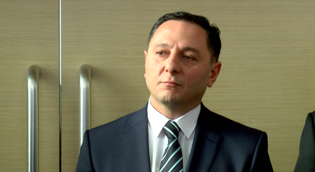 “ხან ავეჯს ვყიდულობ და ხან ნიანგის ტყავის დივან-კრესლოებს, რაც სიცრუეა“