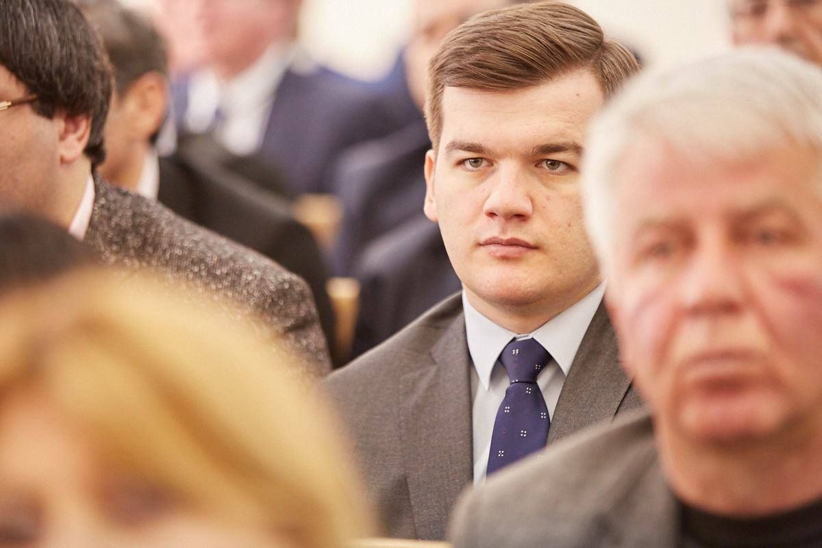 Кан Тания опять сел в лужу