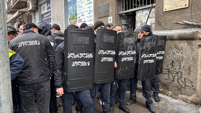 ოჯახის გამოსახლებისას დაკავებული ჟურნალისტი ხელწერილის საფუძველზე გაათავისუფლეს