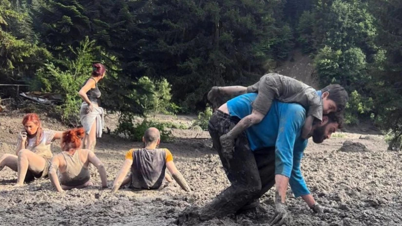 ღვარცოფში მცირეწლოვან დისშვილთან ერთად მოყოლილი ჯელაძე კობახიძეს მიმართავს: "ეს რა თქვი?!"