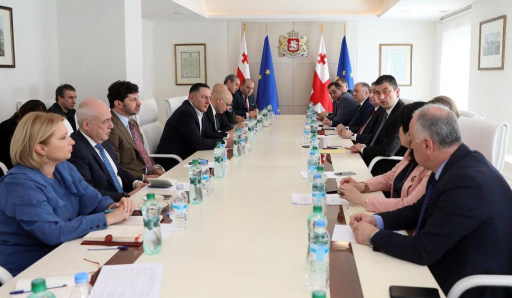 მთავრობა საზღვარგარეთ სამუშაო მივლინებებს და სასწავლო ვიზიტებს ზღუდავს