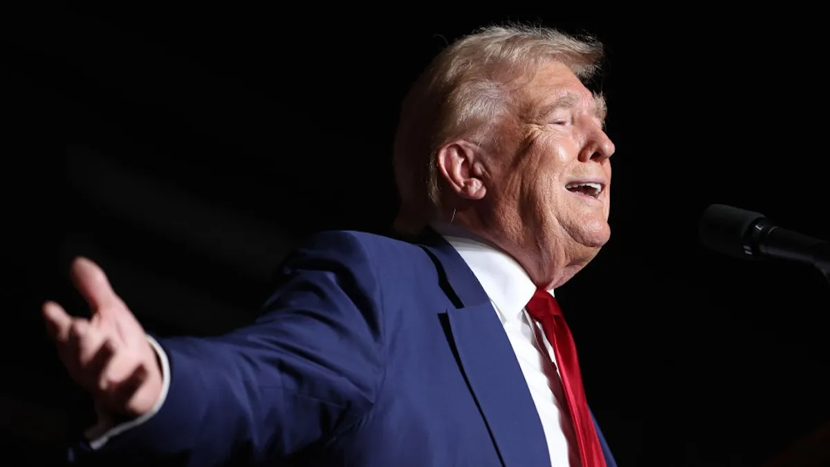 Трамп заявил, что не станет увольнять из-за утечки участников чата Signal