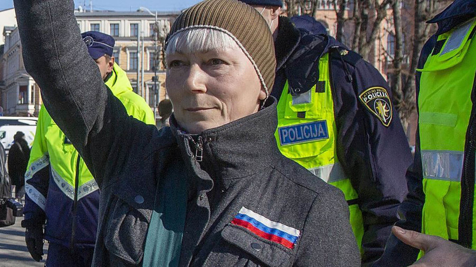 В Латвии пророссийскую активистку посадили на три года за флаги РФ и СССР