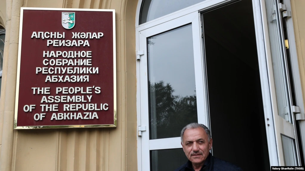 В Абхазии оппозиция обратилась к депутатам парламента