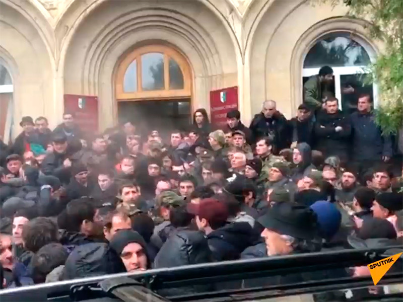 აფხაზურ "პარლამენტთან" ვითარება იძაბება, საპროტესტო აქციაზე გაზი გაუშვეს