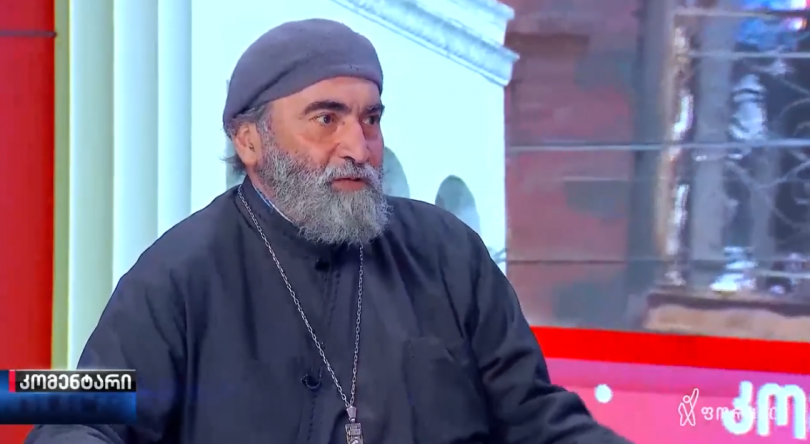 დეკანოზი: "ეკლესიაში რუსული ძალა უპირობოდ მძლავრობს, დროშა შეგნებულად დაწვეს"