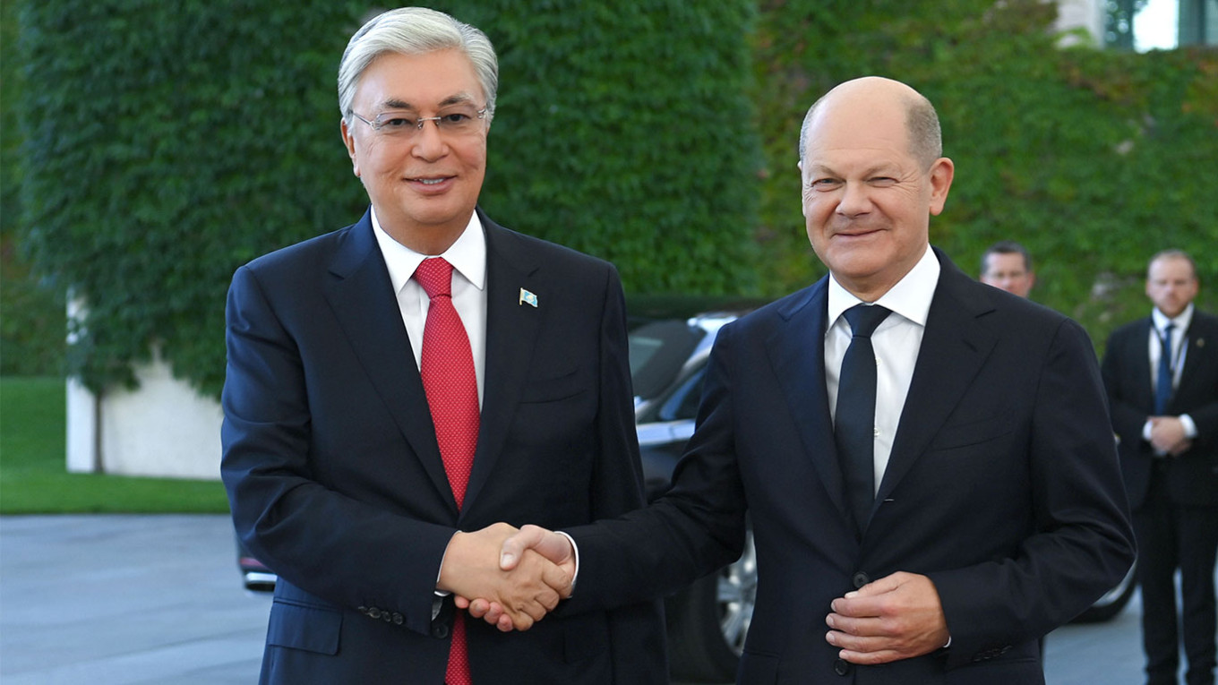 Президент Казахстана пообещал соблюдать санкции против России