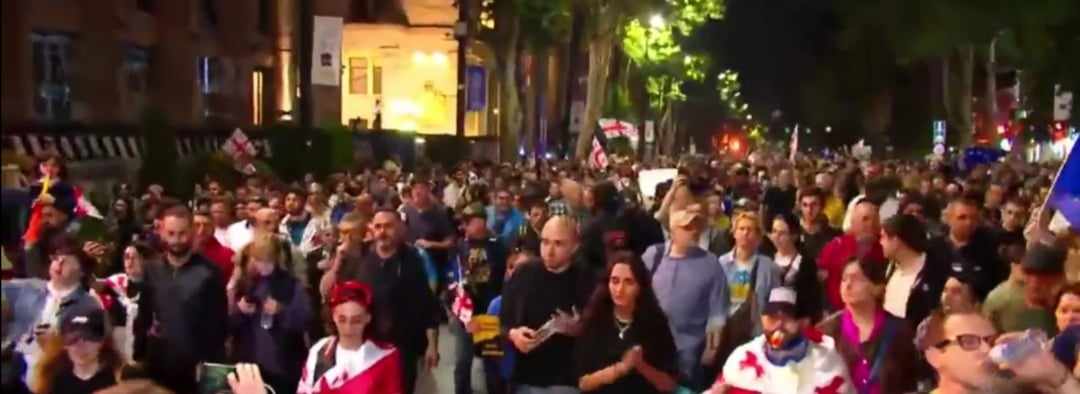 Движение на площади Героев в Тбилиси вновь парализовано