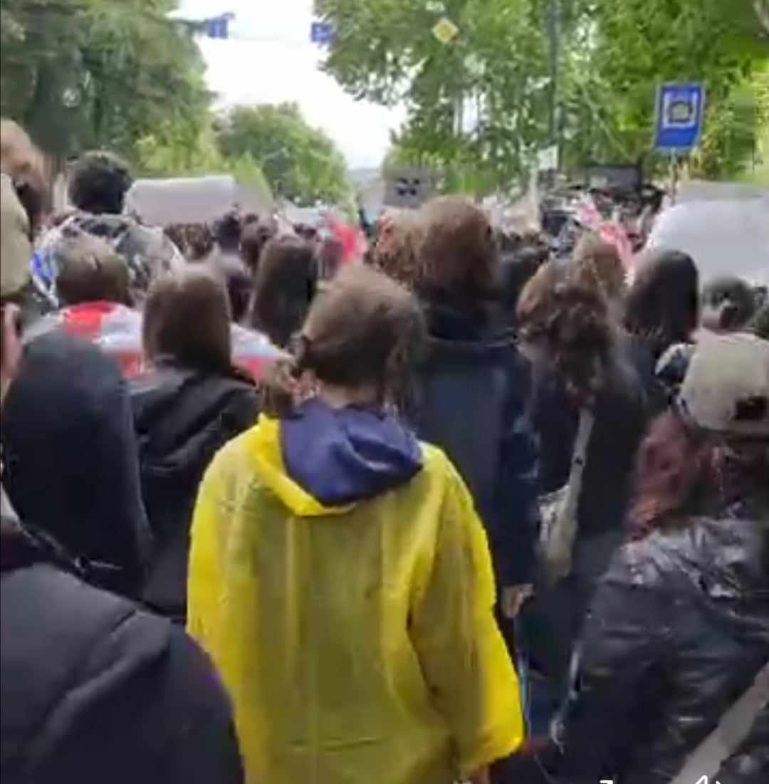 რუსთაველზე პროტესტი არ წყედება