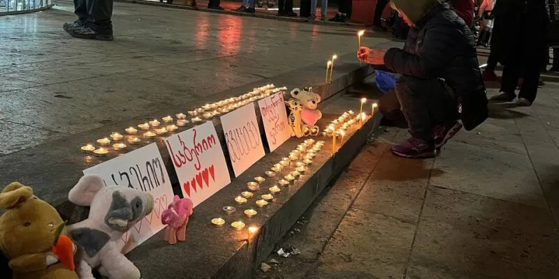 Cтихийный мемориал погибшим при пожаре в Гальском районе детям возник в Тбилиси