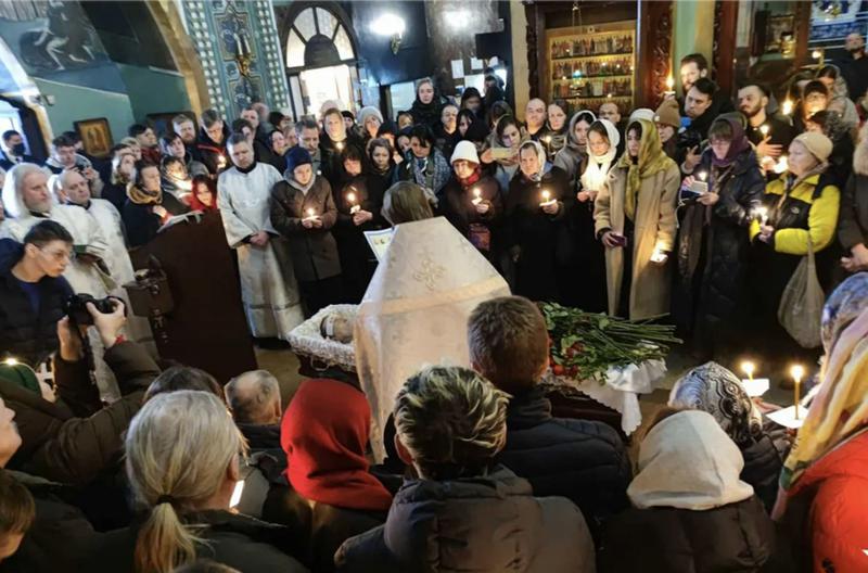მღვდელს, რომელმაც ნავალნის პანაშვიდი გადაუხადა, მსახურება აუკრძალეს