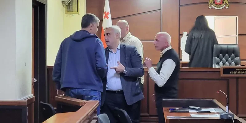 Экс-глава Минобороны задержан в зале суда