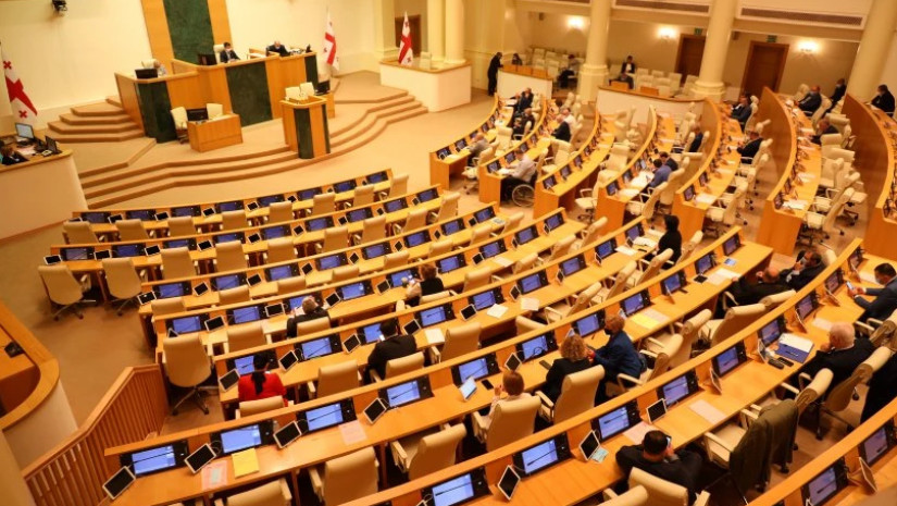 შეკითხვების დასმის გამო ჟურნალისტებს პარლამენტის აკრედიტაცია შეუჩერეს