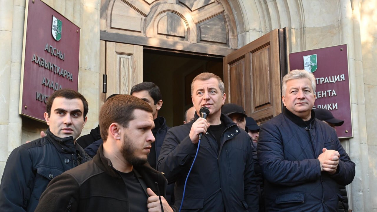 Абхазская оппозиция выдвинула ряд требований перед вторым туром выборов