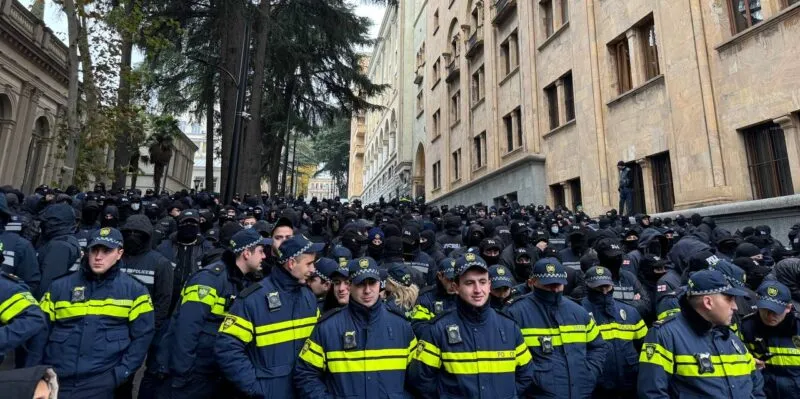 На акции у парламента Грузии большое скопление сил полиции