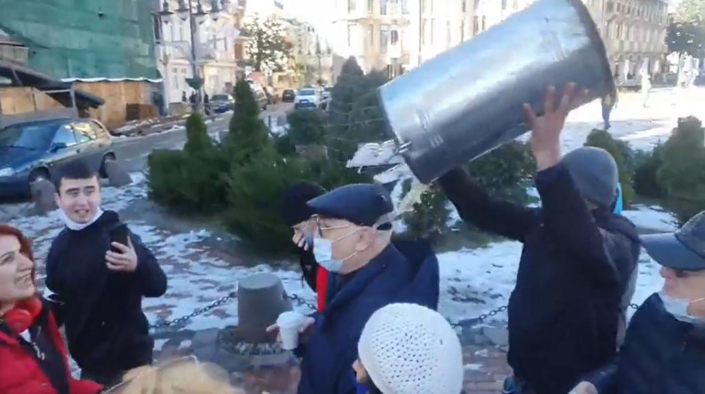 აჭარის უმაღლესი საბჭოს დეპუტატს ირაკლი ჩავლეიშვილს აქტივისტებმა თავზე ნაგავი დააყარეს