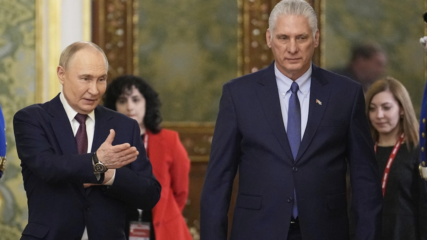 Путин пообещал $1 миллиард Кубе после визита президента на парад