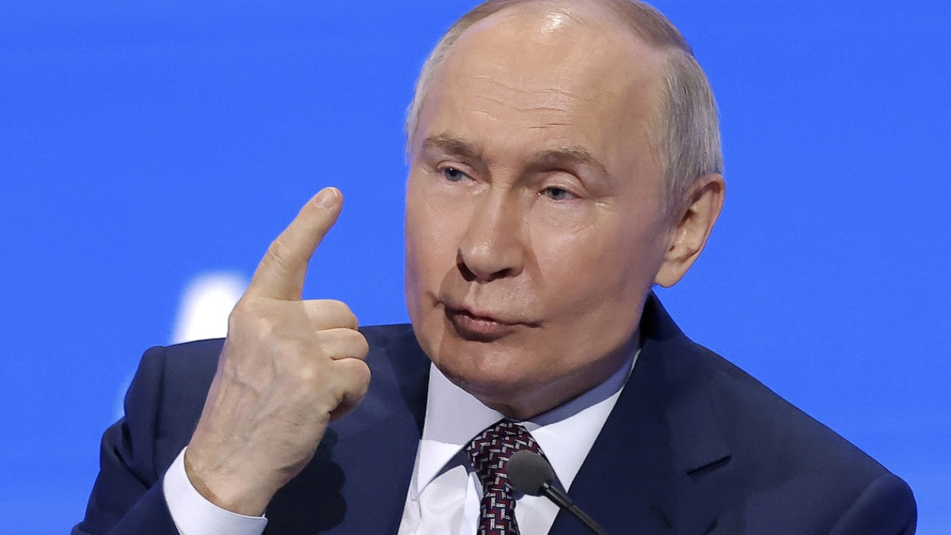 Путин поручил ФСБ, полиции и РПЦ научить россиян воспитывать детей