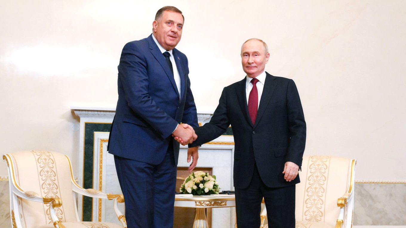Лидер боснийских сербов, поддержавший вторжение России в Украину, бежал в Москву