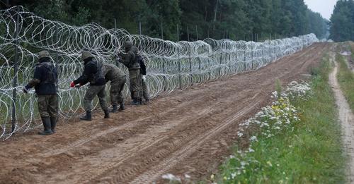 Пограничная служба Польши опубликовала фотографии мигрантов в форме белорусских пограничников