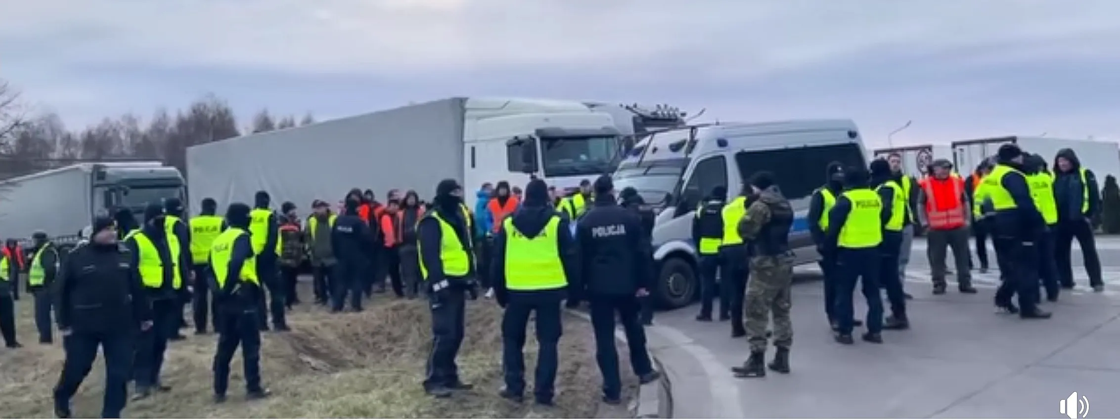 Польское авто возле границы наехало на трех украинских водителей