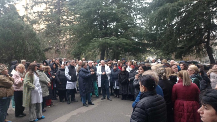 რესპუბლიკურის ექიმები: ე.წ. უპრეცედენტო კომპენსაცია, ხაფანგია – რეალურად ხელს აწერ, რომ სამსახურიდან მიდიხარ, ატყუებენ ხალხს!