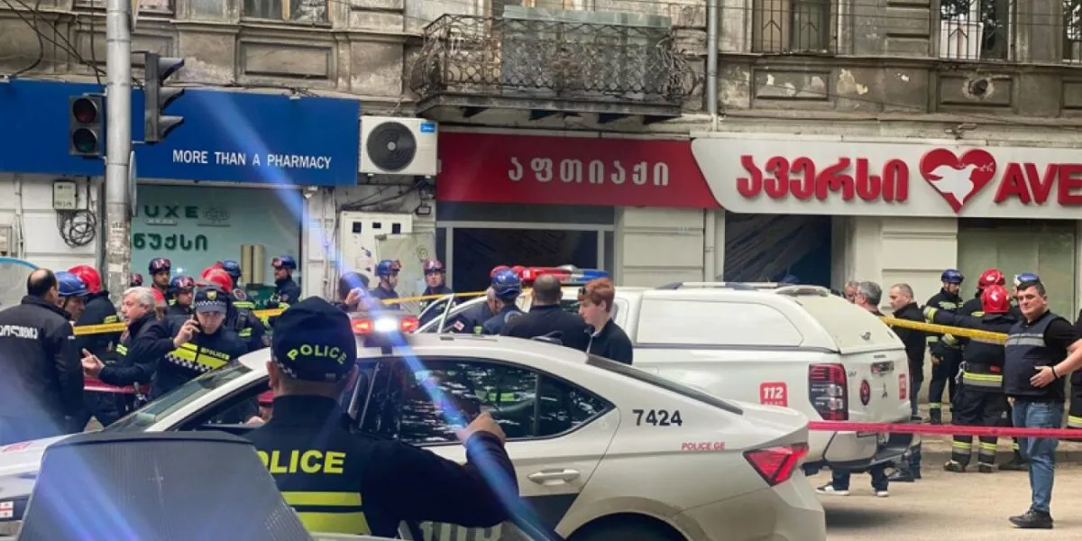 В одной из квартир жилого дома на улице Дадиани обрушился пол