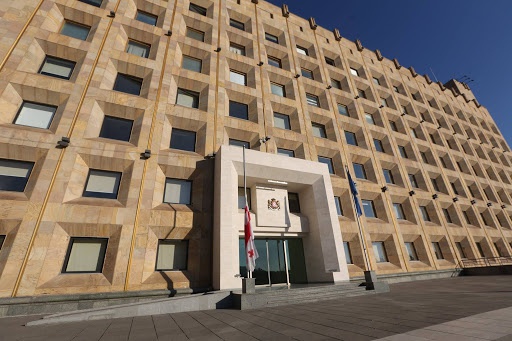 IRI: გამოკითხული მოქალაქეების 59%-ს სურს, რომ მომავალი პრემიერი რომელიმე პარტიასთან იყოს კავშირში