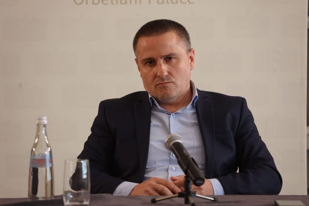 სასამართლომ იუსტიციის საბჭოში კახა წიქარიშვლის დანიშვნაზე პრეზიდენტის განკარგულება შეაჩერა