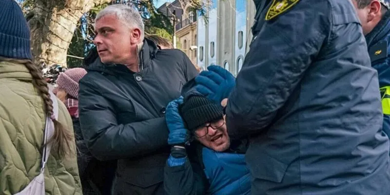АМЮГ: полиция хватает митингующих за волосы, тащит по земле