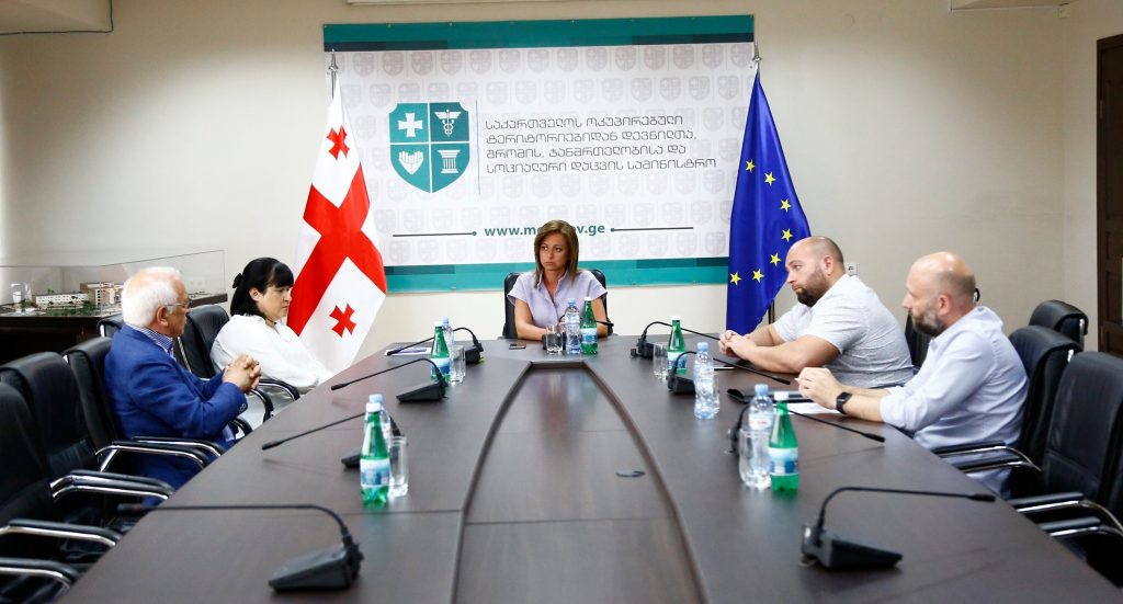 ჯანდაცვის მინისტრი დაკავებული ქირურგის ოჯახის წევრებს შეხვდა
