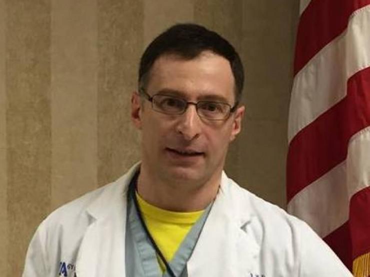 "წარმოუდგენელი უზნეობაა ამ სამწუხარო შემთხვევის შესახებ ნიშნის მოგებით საუბარი, რადგან ასეთი იშვიათი გვერდითი ეფექტის თავიდან აცილება პრაქტიკულად, შეუძლებელია მასიური ვაქცინაციების დროს"