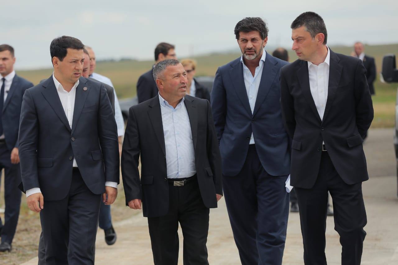 „ქართული ოცნების“ ლიდერებმა სოფელ ბეშთაშენის ახალი გზა დაათვალიერეს
