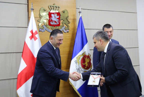 გომელაურმა და გახარიამ პოლიციის თანამშრომლები დააჯილდოვეს
