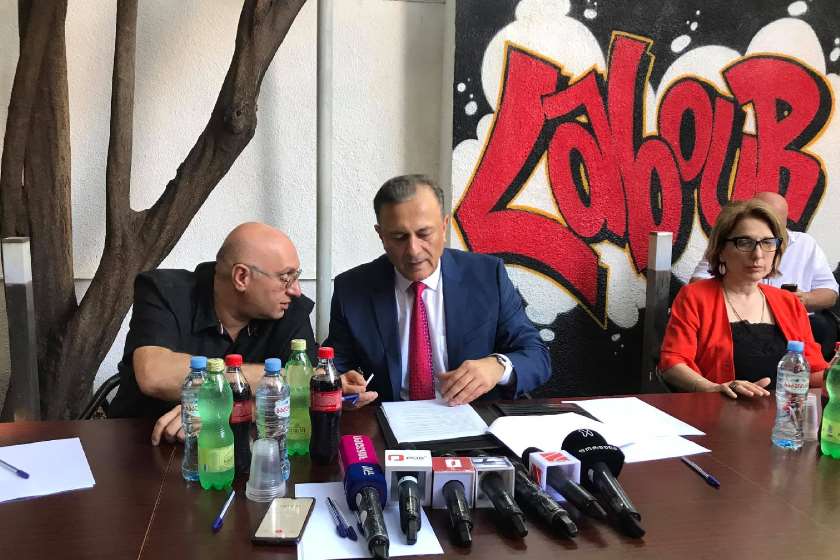 ოპოზიციურმა პარტიებმა ქცევის კოდექსს მოაწერეს ხელი