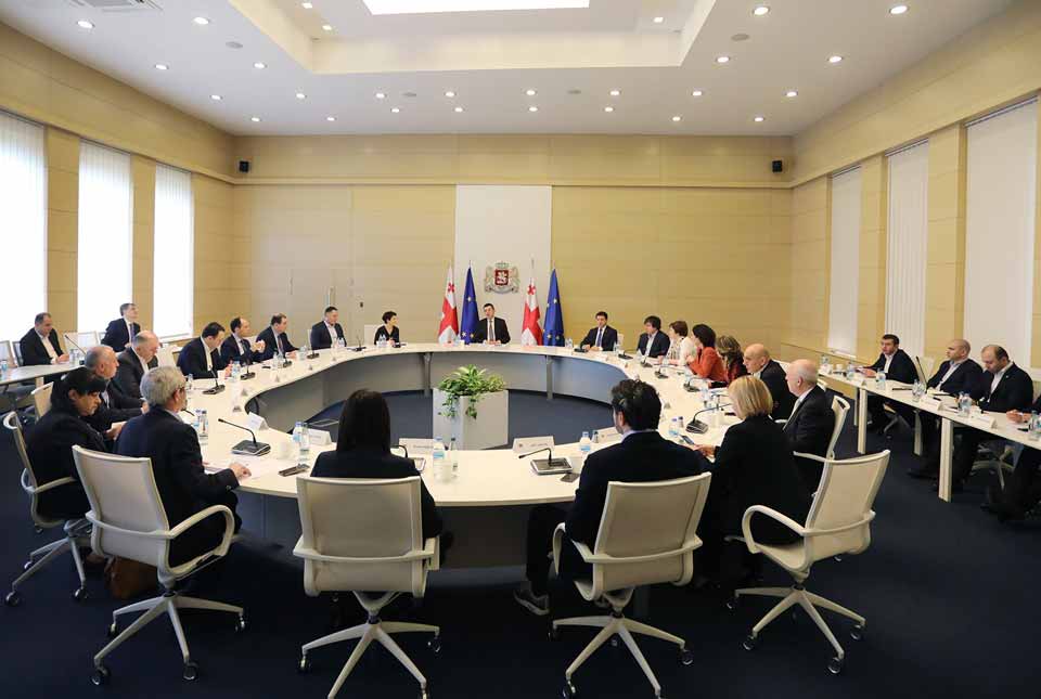 დღეიდან ღია სივრცეში 100-კაციანი ქორწილებისა და ქელეხების გამართვა დასაშვები გახდა