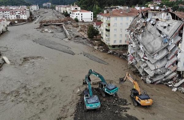 38 დაღუპული, 329 დაკარგული, უშუქოდ დარჩენილი 200–მდე სოფელი – თურქეთში წყალდიდობას ებრძვიან (ვიდეო)