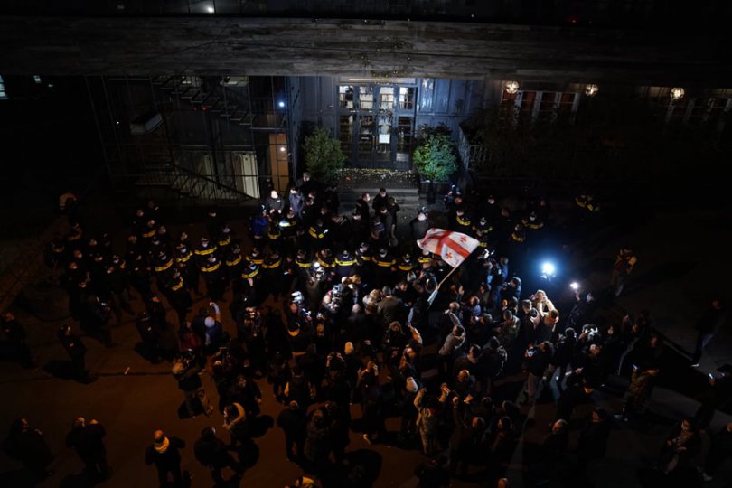 აქტივისტების განცხადებით, სასტუმრო „რუმსთან“, სადაც ვლადიმერ პოზნერი და მისი სტუმრები იმყოფებიან, ღამის გათენებას გეგმავენ